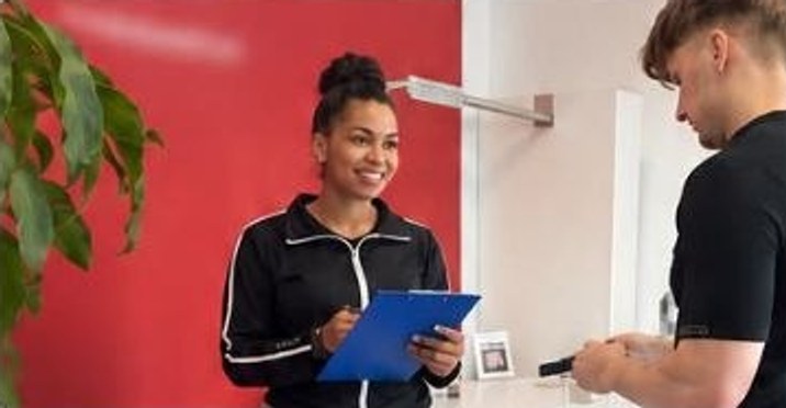 Luna bespricht mit einem Kunden seinen Trainingsplan